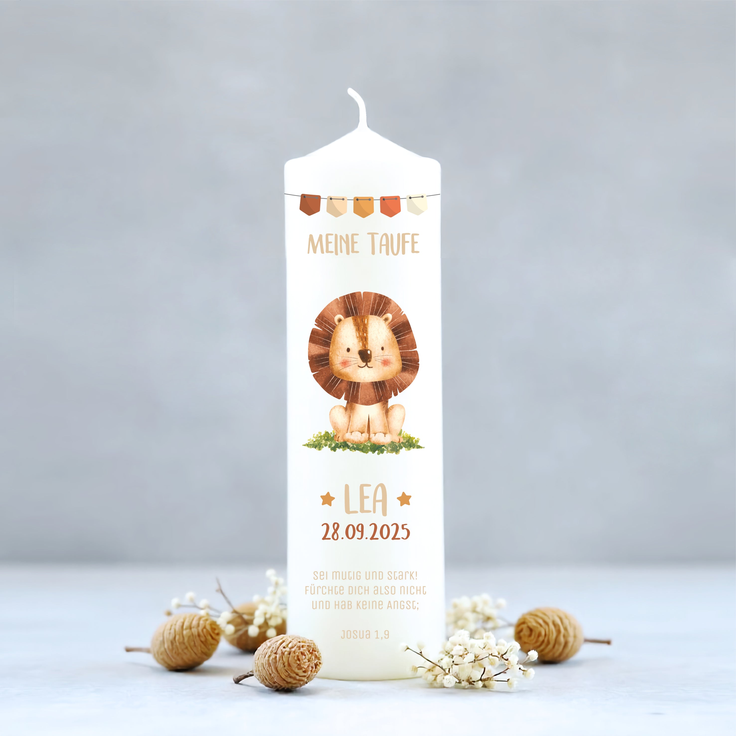 Taufkerze Löwe für Mädchen | kerzeundco.de